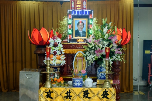 Võ Tòng, bé An của Đất Phương Nam viếng nghệ sĩ Nguyễn Hậu